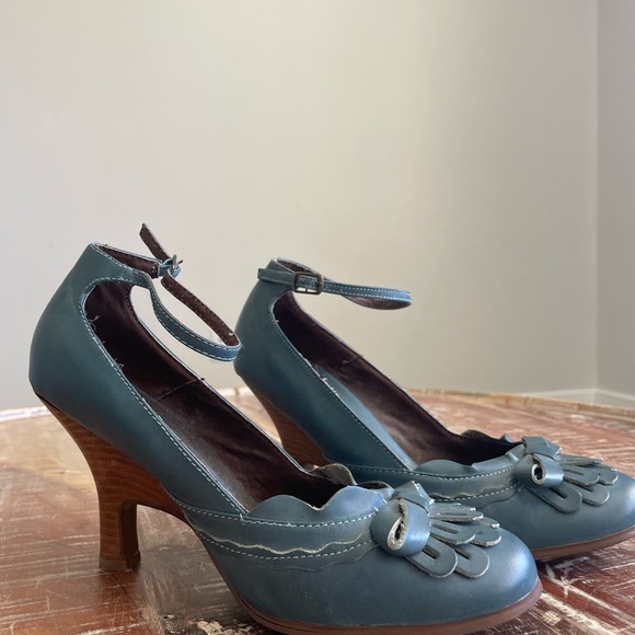 TEAL VINTAGE HEELS WITH A BOW AND CUTE FRINGE - Picture 1 of 13